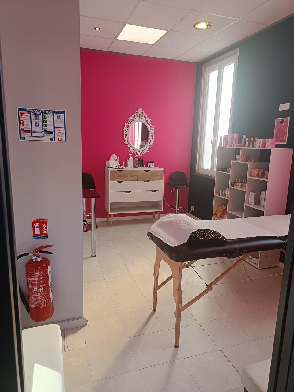 LOCATION-LOCAL COMMERCIAL--LA TRINITE-METROPOLE COMMERCES