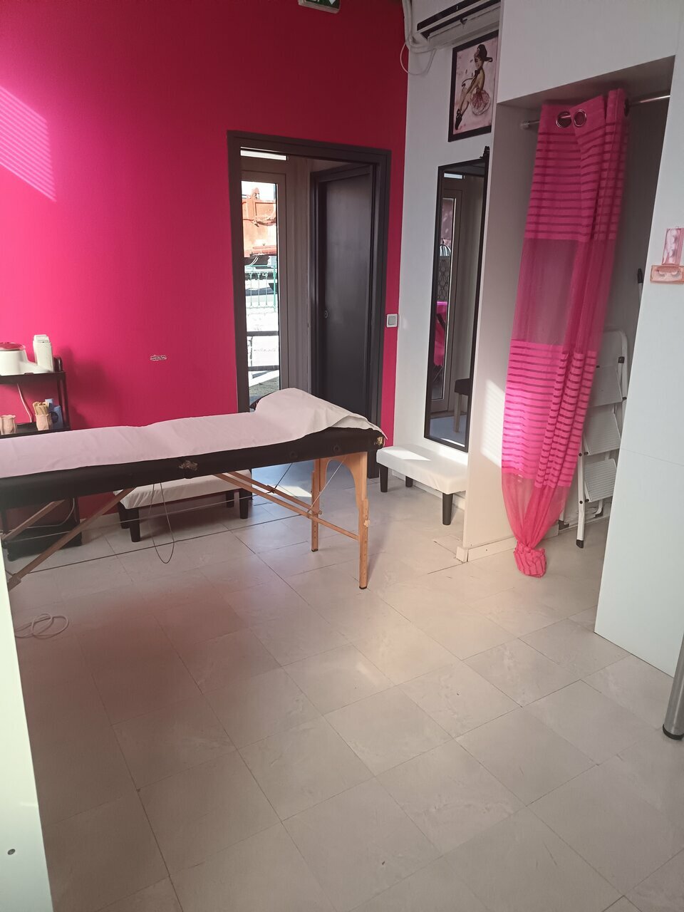 LOCATION-LOCAL COMMERCIAL--LA TRINITE-METROPOLE COMMERCES